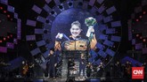 Penyanyi Tulus tampil duet bersama Dira Sugandi dalam panggung Countdown Asian Games 2018 di lapangan Monas, Jumat (18/8). (CNNIndonesia/Adhi Wicaksono).