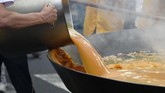 Panitia festival menyebut mereka tetap yakin dengan kualitas telur-telur Belgia dan dengan bangga menunjukkannya pada pengunjung. (AFP PHOTO / JOHN THYS)