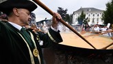 Uniknya, festival telur dadar pertama kali digelar juga ketika Belgia mengalami kasus serupa yaitu ayam dan telur tercemar dioxin. (AFP PHOTO / JOHN THYS)