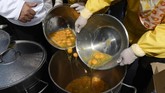 Lebih dari 10 ribu telur digunakan untuk membuat setidaknya 6500 porsi raksasa pada acara yang digelar pada pertengahan agustus tersebut. (AFP PHOTO / JOHN THYS)