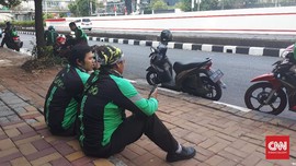 Pemprov DKI Panggil Ojek Daring Bahas Parkir di Badan Jalan
