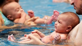 FOTO: Lucunya Bayi Mesir Saat Belajar Berenang