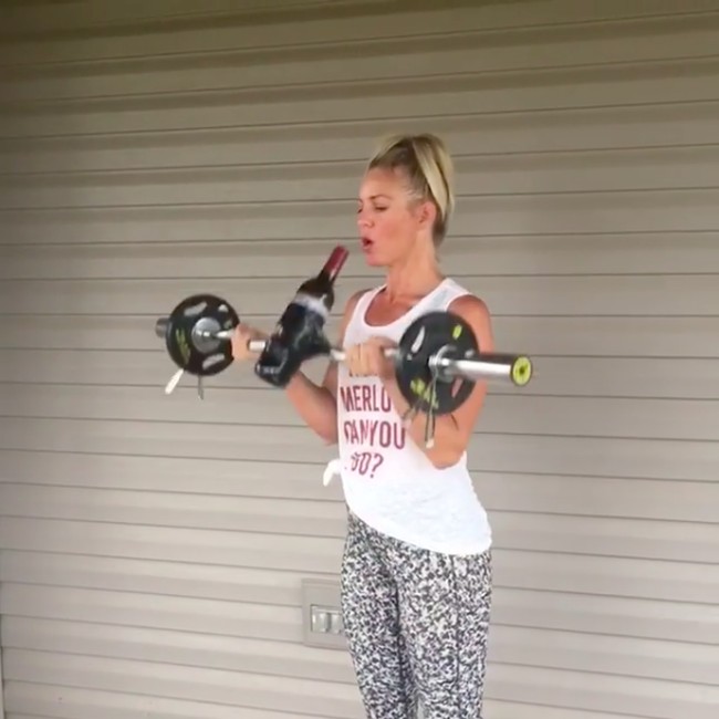 Berbagai Variasi Gerakan Unik Olahraga dengan Botol Wine