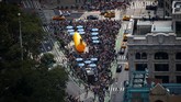 Warga Amerika Serikat memadati tempat umum dan taman untuk menyaksikan gerhana matahari total, Senin (21/8). Salah satunya dari Madison Square, Manhattan, New York.