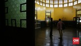 Tembok bangunannya Keraton Kesultanan Kadariyah yang berbahan kayu didominasi oleh warna kuning.