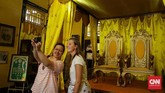 Pertama, pengunjung tidak boleh menduduki Singgasana Sultan. Kedua, pengunjung tak boleh berfoto selfie dengan gaya berlebihan, jadi hanya boleh bergaya formal.