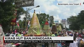 Warga Berebut Gunungan Kirab