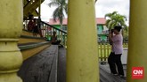 Dari luar, Keraton Kesultanan Kadariyah tampak seperti rumah biasa. Tapi setelah masuk ke kompleksnya, ternyata bangunan ini merupakan saksi bisu penyebaran agama Islam di Pontianak.