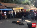 Hadapi Ratusan Polisi, Warga Sunda Wiwitan Bakar Ban
