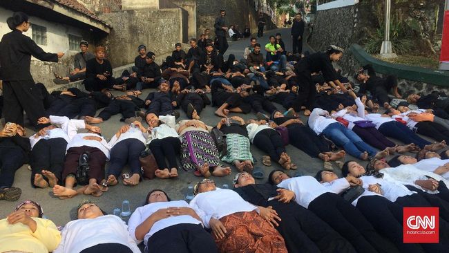 Warga Sunda Wiwitan Terlentang di Jalan Adang Eksekusi