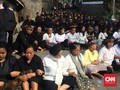 Rantai Manusia Perempuan Sunda Wiwitan dan Polwan Berhadapan