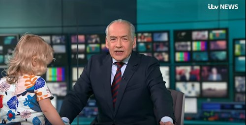 Momen Gemas Balita Naik ke Meja Presenter Berita Saat Siaran Langsung Momen Gemas Balita Naik ke Meja Presenter Berita Saat Siaran Langsung