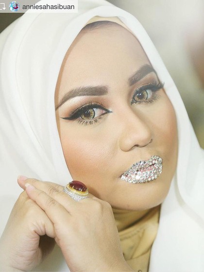 Bibir Anniesa Hasibuan Bertabur Kristal Swarovski, Korban First Travel Nyinyir Bibir Anniesa Hasibuan Bertabur Kristal Swarovski, Korban First Travel Nyinyir
