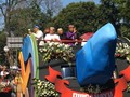 VIDEO: Jokowi Bagi-bagi Baju di Karnaval Kemerdekaan Bandung