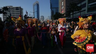 FOTO: Merayakan Kebinekaan Indonesia dengan Kain Tradisional