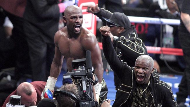 De La Hoya: Mayweather Mungkin Kembai Bertinju Lawan Khabib