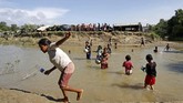 Sebagian dari mereka terdampar di tanah tak bertuan yang memisahkan kedua negara. Sebagian lainnya terpaksa menyeberangi sungai untuk menuju ke Bangladesh. (Reuters/Mohammad Ponir Hossain)