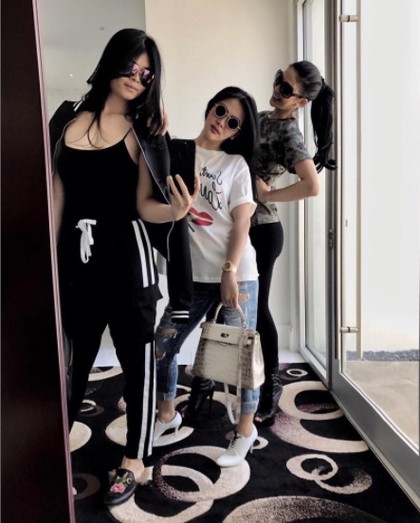 Foto: Adu Gaya Kolektor Tas Hermes, Anniesa Hasibuan Hingga Syahrini 2 Foto: Adu Gaya Kolektor Tas Hermes, Anniesa Hasibuan Hingga Syahrini 2