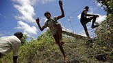 Bersiap menghadapi lebih banyak kekerasan, ribuan warga Rohingya yang kebanyakan perempuan dan anak-anak itu pun mengadu nasib ke negeri tetangga. (Reuters/Mohammad Ponir Hossain)