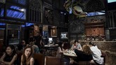 Restoran Backyard terletak di Chang Chui, sebuah distrik di bagian Barat Bangkok yang dipenuhi dengan toko kaset vinyl dan juga butik perancang lokal. (AFP PHOTO / Lillian SUWANRUMPHA)