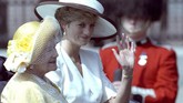 Princess of Wales bersama Ratu dalam kereta dari Buckingham Palace pada 13 Juni 1992. Ia kembali mengandalkan topi lebar yang melindungi seluruh wajahnya. (REUTERS/Kevin Lamarque KL/CMC/PN - RTR108)