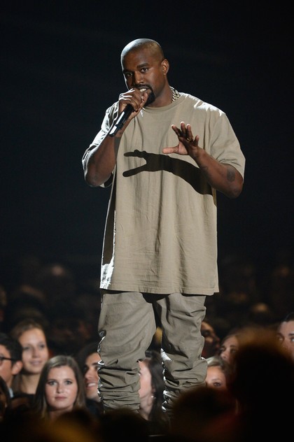 Sandal Yeezy Kanye West Jadi Lelucon Netizen, Disebut Mirip Crocs Juga Hiu Sandal Yeezy Kanye West Jadi Lelucon Netizen, Disebut Mirip Crocs Juga Hiu