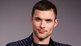 Ed Skrein Bergabung dengan Angelina Jolie di 'Maleficent 2'