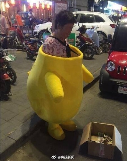 Kisah Haru Wanita 71 Tahun Pakai Kostum Pikachu Demi Pengobatan Putrinya Kisah Haru Wanita 71 Tahun Pakai Kostum Pikachu Demi Pengobatan Putrinya