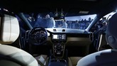 Di sisi interior, Cayenne dibekali layar sentuh HD 12,3 inci serta konektivitas 4G LTE untuk membantu navigasi. Porsche meniadakan tombol dan menggantinya dengan panel layar sentuh untuk mengoperasikan fitur hiburan. (REUTERS/Michaela Rehle)