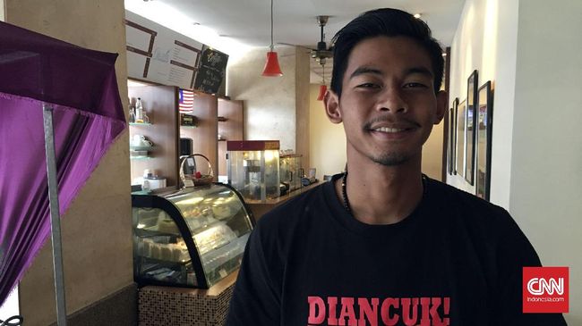 Satria Tama, Dari Bulutangkis ke Timnas Indonesia