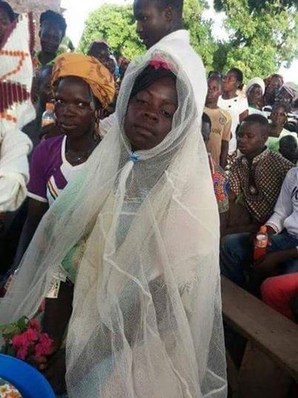  Viral Pengantin Wanita Pakai Gaun Dari Kelambu Jaring Nyamuk