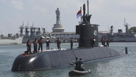 FOTO: Kapal Selam 'Monster Bawah Laut' Bersandar di Surabaya