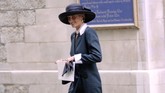 Usai hadir di pesta pernikahan Lady Sarah Armstring-Jones dan Daniel Chatto, Putri Diana meninggalkan St Stephen Walbrook, London pada 14 Juli 1994. Ia mengenakan topi besar yang menutupi hampir seluruh wajahnya dengan warna senada dengan busana. (AFP PHOTO / Adrian CLACK)