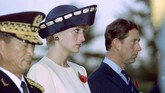 Saat kunjungan ke Korea Selatan pada November 1992, Diana memakai busana warna lembut dengan topi detil pita sutra. ( AFP PHOTO / Youn Kong CHOO)