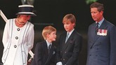Putri Diana melengkapi busana musim panasnya dengan bucket hat saat dipotret di Istana Buckingham pada VJ Day di Agustus 1995. (AFP PHOTO / AFP PHOTO / JOHNNY EGGITT)