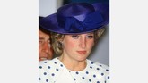 Saat berada di Canberra awal November 1985, Putri Diana mengenakan topi ungu yang ia padupadan dengan busana polka-dot biru. (AFP PHOTO / claude Coirault)