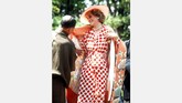 Warna peach oranye dan merah dipadukannya dengan busana polka dot merah dan topi peach. Ini dikenakan Diana saat berada di Kyoto pada Mei 1986. Diana meninggal dunia di usia 36 tahun karena kecelakan di Paris, pada 31 Agustus 1997. (AFP PHOTO JIJI PRESS / AFP PHOTO / JIJI PRESS)