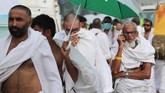 Bagi umat muslim, Hari Arafah adalah rangkaian ibadah haji yang paling agung dan utama. Tanggal ini juga yang dikenal sebagai hari haji. (AFP PHOTO / KARIM SAHIB)