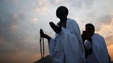 Pada petang hari, setelah menunaikan ibadah, umat muslim akan keluar dari Arafah setelah matahari terbenam dengan tenang dan tertib menuju Muzdalifah. (REUTERS/Suhaib Salem)