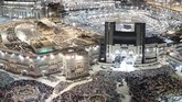 Di Mekah, umat muslim harus menjaga kesehatan dengan benar untuk menghadapi suhu udara cukup panas mencapai 48-50 derajat celcius. Saat ini, daerah Asia Selatan dan Timur Tengah memang tengah diterpa gelombang panas. (AFP PHOTO / KARIM SAHIB)