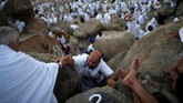 Arafah berasal dari kata 'arafa' yang bermaksud kenal atau mengerti. Dinamakan Arafah adalah karena umat muslim meyakini tempat suci itu adalah lokasi pertemuan antara Adam dan Hawa di bumi. (REUTERS/Suhaib Salem)
