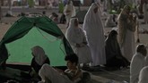 Jemaah haji di Jabal al-Rahmah, Arafah, gunung yang diyakini umat Muslim sebagai tempat Muhammad SAW berpidato di depan kaumnya untuk yang terakhir kali. (AFP PHOTO / KARIM SAHIB)