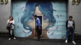 Mural-mural ini dilukis di pintu-pintu toko di wilayah bersejarah Mexico City. (AFP/Alfredo Estrella)