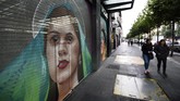 Mural mewarnai Jalan Pino Suarez di Mexico City, Meksiko, sebagai bagian dari upaya pemerintah menghidupkan kembali ruang publik di wilayah kota tua. (AFP/Alfredo Estrella)