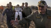Peggy Annette Whitson menjadi salah satu astronaut yang menyelesaikan misi dan kembali ke Bumi. (REUTERS/Sergei Ilnitsky)