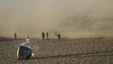 Tim NASA di darat mencari dan menyelamatkan tiga astronaut yang 'pulang kampung' ke Bumi, sesaat setelah kapsul Soyuz MS-04 mendarat di Dzhezkazgan, Kazakhstan. (REUTERS/Sergei Ilnitsky/Pool)