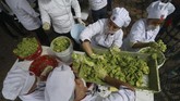 Selain untuk memecahkan rekor, proses pembuatan guacamole ini juga memiliki tujuan politik.(REUTERS/Fernando Carranza)