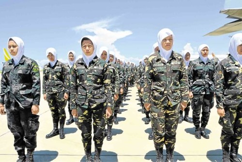 Ketika Para Tentara Berhijab Filipina Bantu Korban Serangan ISIS di Marawi Ketika Para Tentara Berhijab Filipina Bantu Korban Serangan ISIS di Marawi
