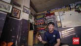 Anto Setyarosa selaku Ketua Umum Laskar Benteng Viola menceritakan suka-duka ketika para suporter mendukung Persita kala bertanding di Stadion Benteng. (CNN Indonesia/Adhi Wicaksono)