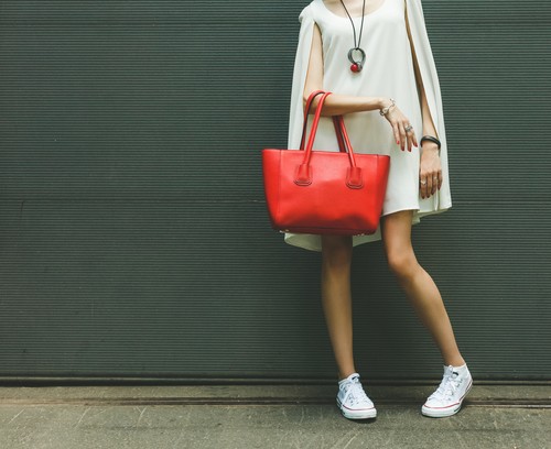 5 Slip On dan Sneakers Cantik yang Cocok Dipadukan dengan Dress 5 Slip On dan Sneakers Cantik yang Cocok Dipadukan dengan Dress